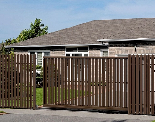 Эстетичный забор из металлического штакетника 